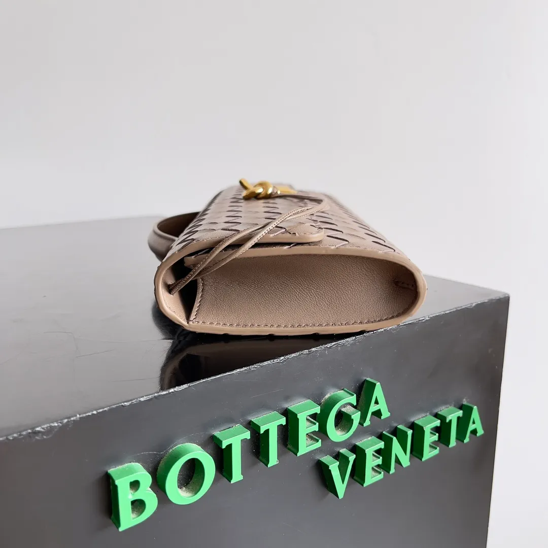 The batch of 1360 BV Andiamo evening handbags has been heavily planted again~ The designer aesthetics in the era of economic downturn are back. I fall in love with it at first sight and can't put it down. It's so beautiful and full of aura. The shape and texture are very competitive. It's light in weight and has sufficient capacity. It's a must-have for fashionistas. It's suitable for many occasions, minimalist, high-end and light luxury. Model No.: 741511 Size: 31*13*3cm